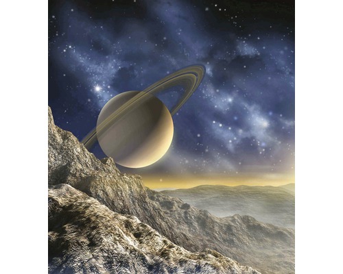 Ilustrace Saturnu a jeho prstenců nad skalnatou krajinou