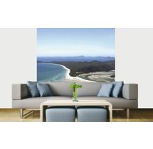 Nástěnná malba s motivem pobřeží nad pohovkou v obývacím pokoji