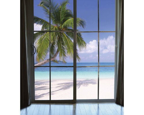 Pohled posuvnými dveřmi na tropickou pláž s palmou