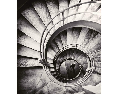 Pohled shora na mramorové točité schodiště se zábradlím