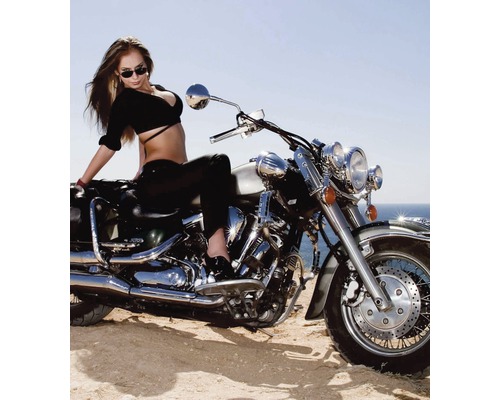 Motocykl se světlomety a modelkou sedící na něm