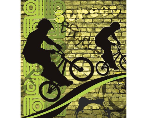 Grafika s jezdci BMX před cihlovou zdí
