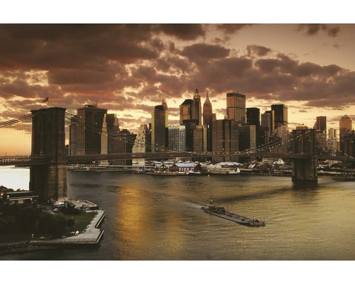 Pohled na panorama New Yorku s Brooklynským mostem a lodí na řece