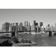 Černobílý snímek Brooklynského mostu s panoramatem v pozadí