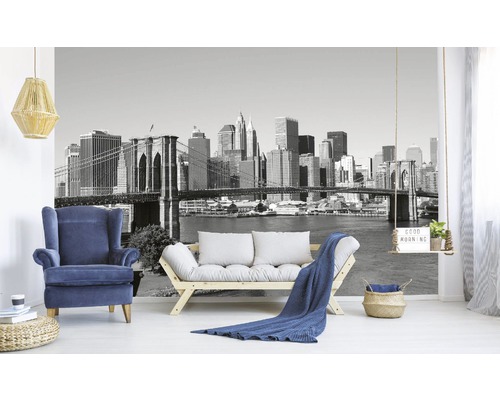 Obývací pokoj s fototapetou New York Skyline, křeslem a pohovkou