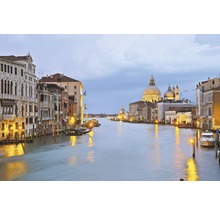 Pohled na Canal Grande v Benátkách s palazzi a loděmi