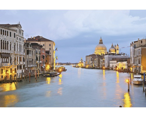 Pohled na Canal Grande v Benátkách s palazzi a loděmi