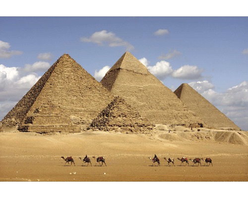 Tři pyramidy v pouštní krajině s velbloudy