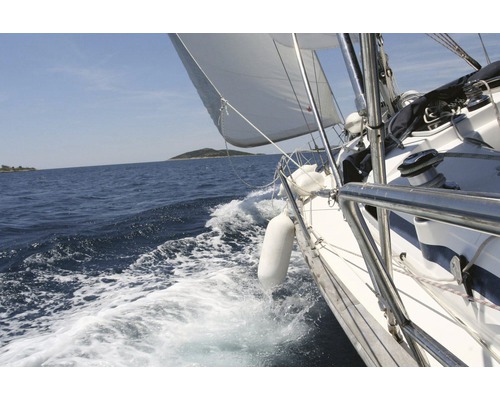 Plachetnice na moři s výhledem na ostrovy