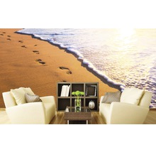 Místnost s fototapetou pláže, křesly a regálem