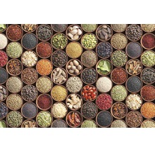 Různé bylinky a koření v miskách