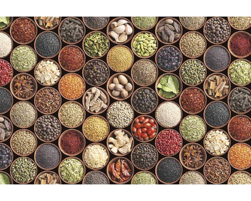 Různé bylinky a koření v miskách