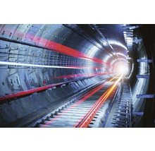 Tunel s kolejemi a světelnými stopami
