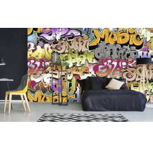Obývací pokoj s tapetou ve stylu graffiti, postelí, lampou, židlí a regálem