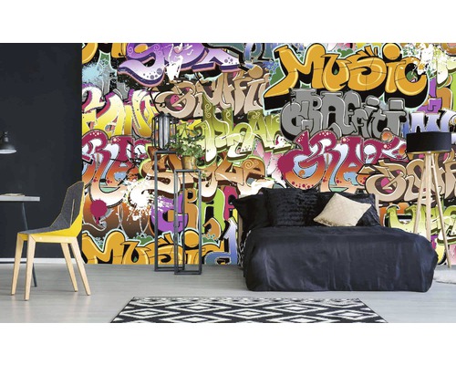 Obývací pokoj s tapetou ve stylu graffiti, postelí, lampou, židlí a regálem