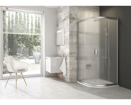 Koupelna se sprchovým koutem, umyvadlem a židlí