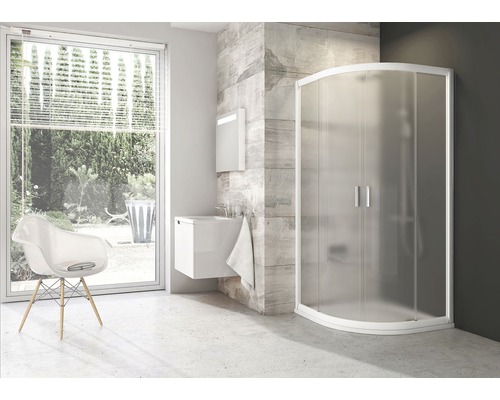 Moderní koupelna se sprchovým koutem, umyvadlem a židlí