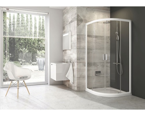 Světlá koupelna se sprchou, umyvadlem a oknem