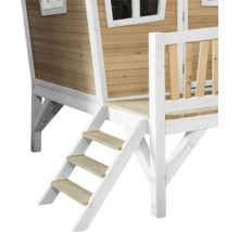 Detailní pohled na dřevěný hrací domek se schody a verandou.