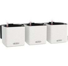 Tři bílé nástěnné květináče se zavlažovacím systémem