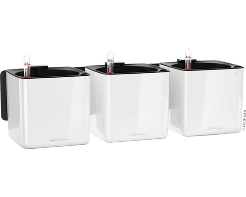 Tři bílé květináče Lechuza Cube Color s ukazatelem zavlažování pro montáž na stěnu