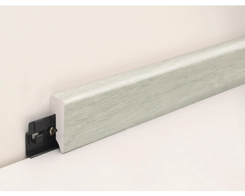 Podlahová lišta s upevňovací sponou pro montáž na stěnu.