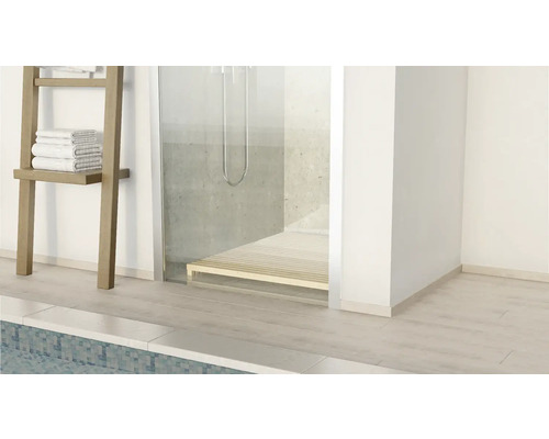 Scéna s dřevěným držákem na ručníky, sprchou a podlahou