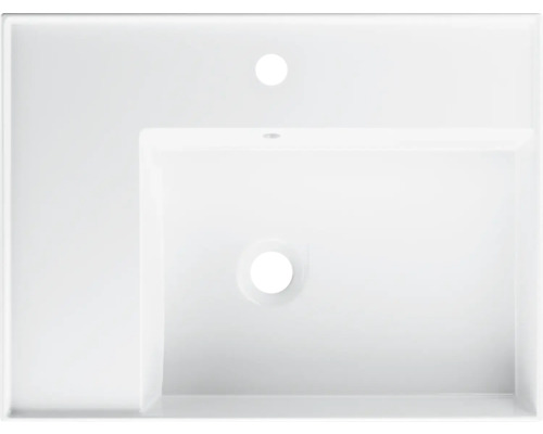 Pohled shora na umyvadlo s otvorem pro kohoutek a přepadem