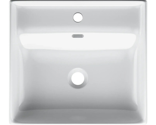 Pohled shora na bílé keramické umyvadlo s otvorem pro baterii a přepadem