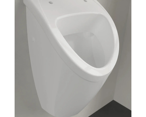 Bílý pisoár pro montáž na stěnu