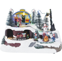 Zimní miniaturní krajina s karavanem, železnicí, táborákem a figurkami