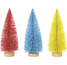 Tři dekorativní plastové vánoční stromky na dřevěném podstavci