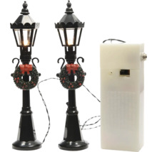Dvě dekorativní pouliční lampy s věnci a baterií pro slavnostní osvětlení