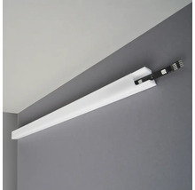 Bílá LED lišta namontovaná na šedé zdi pod bílým stropem