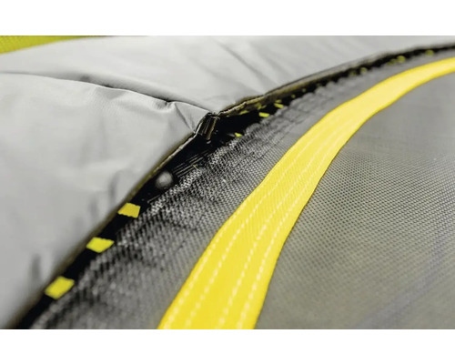 Detailní záběr trampolíny se zipem a ochranným okrajem