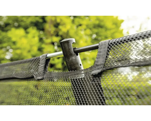 Detailní záběr bezpečnostní sítě trampolíny s ocelovým rámem a síťovým materiálem.