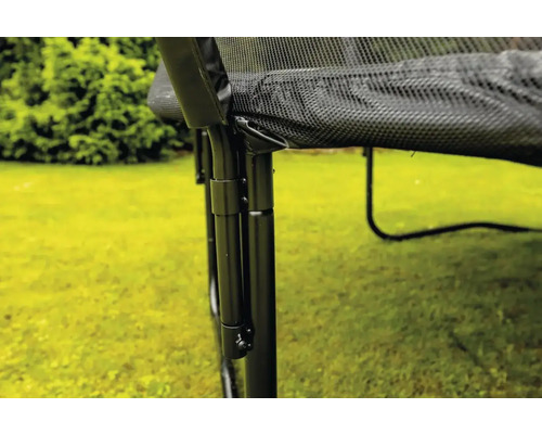 Detailní záběr upevnění nohou zahradní trampolíny.