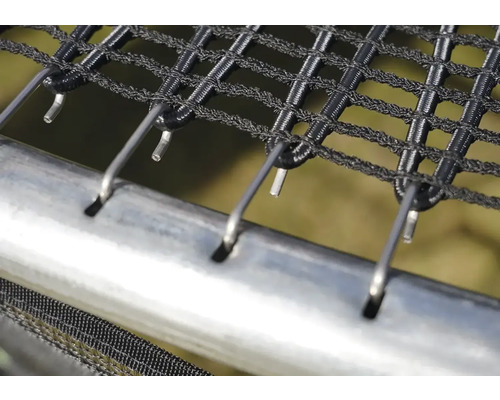 Detailní záběr trampolíny se sítí a pružinami