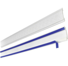 Dvě bílé ozdobné lišty se vzorem a montážní páskou