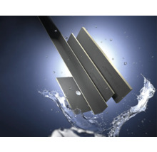 Několik sprchových desek Swisspor s vodou