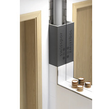 Koupelna s obložením trubek a zrcadlovou policí