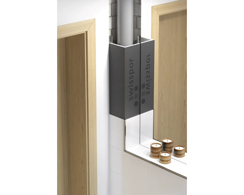 Koupelna s obložením trubek a zrcadlovou policí