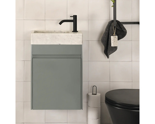 Koupelna s umyvadlovou skříňkou, umyvadlem a toaletou