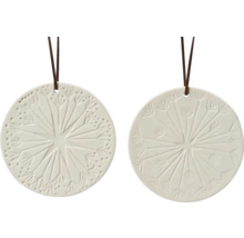 Dva keramické vonné přívěsky se šňůrkou a květinovým vzorem