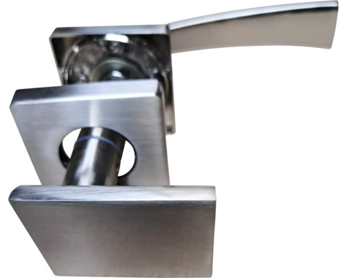 Kovová klika dveří s čtvercovou rozetou