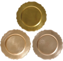 Tři ozdobné talíře s vroubkovaným okrajem