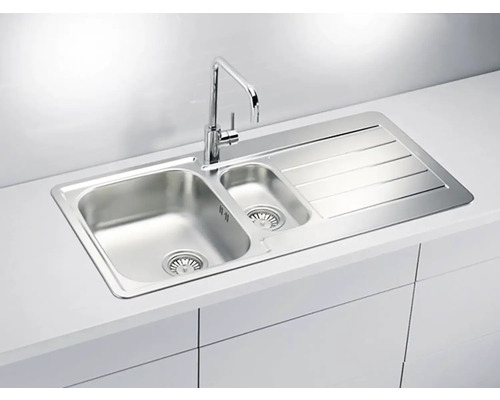 Nerezový dřez se dvěma komorami a odkapávací plochou, namontovaný v kuchyňské lince