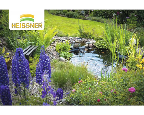 Zahradní jezírko s kamenným obrubníkem, osázené květinami a trávami, v pozadí trávník a lavička. Logo Heissner.