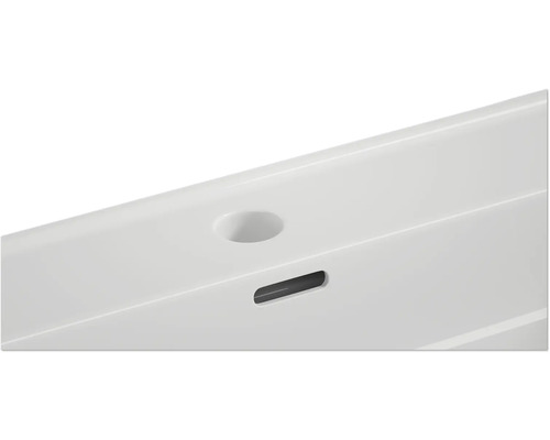 Detailní pohled na umyvadlo s otvorem pro baterii a přepadem