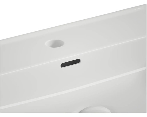 Detail umyvadla s přepadem a otvorem pro kohoutek